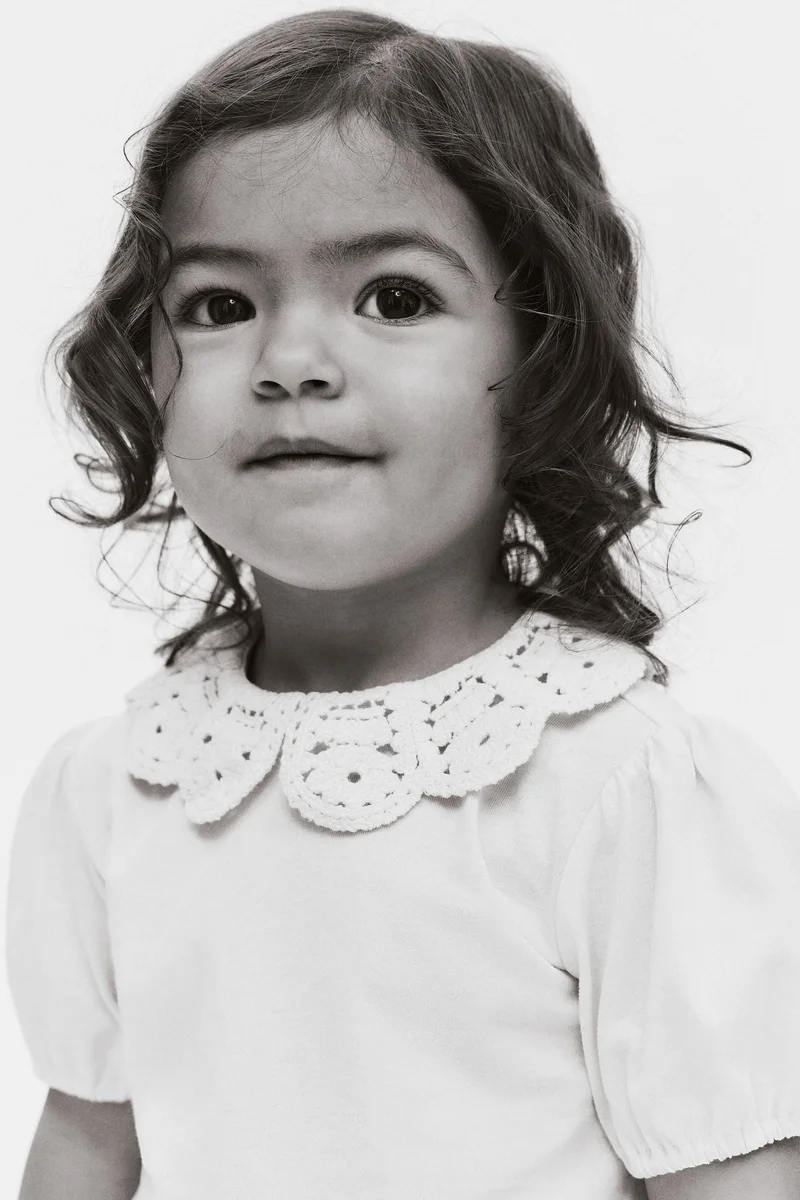 اتش اند ام بلوزة بقبة من نسيج بنمط كروشيه